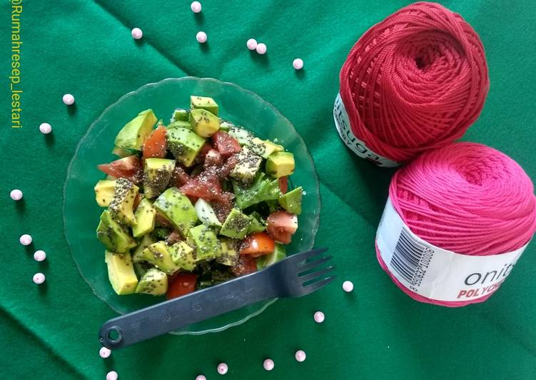 Cara Gampang Menyiapkan Salad sayur + alpukat, Enak Banget