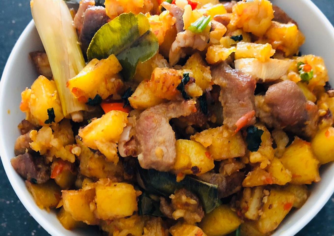 Sambal goreng kentang daging babi