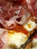 Tosta de tomates asados, mozzarella y jamón