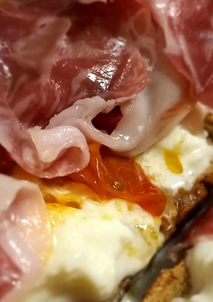 Una foto de Tosta de tomates asados, mozzarella y jamón