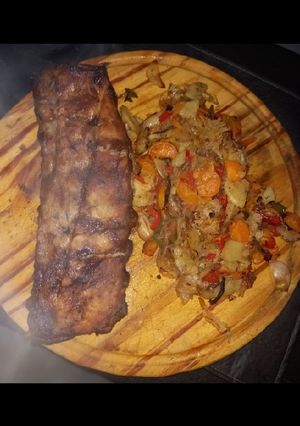 Una foto de Ribs de cerdo con verduras al horno