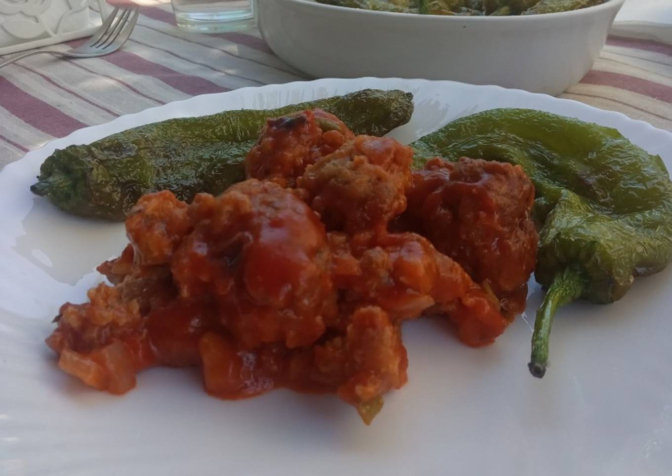 Albóndigas de carne picada con patata y pimientos fritos