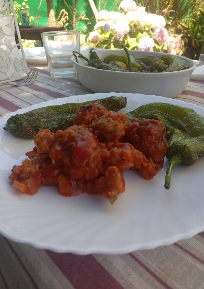 Una foto de Albóndigas de carne picada con patata y pimientos fritos