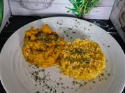Une photo de sauce curry avec maïzena