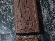 Una foto de budin de banana y cacao