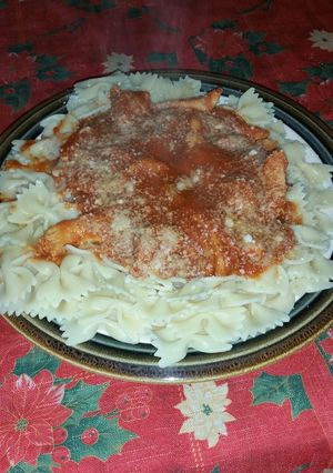 Una foto de Pasta roja con pollo