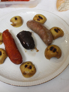 Una foto de Chorizos varios al grill con manzanas