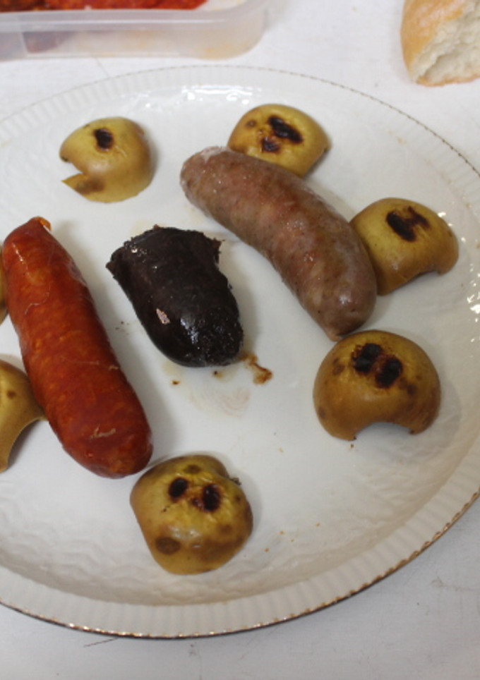 Una foto de Chorizos varios al grill con manzanas
