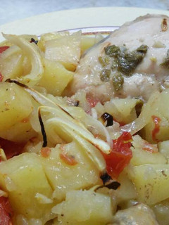 Una foto de Pollo al horno mechado con albahaca y ajo