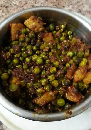 A picture of Aloo Matar.