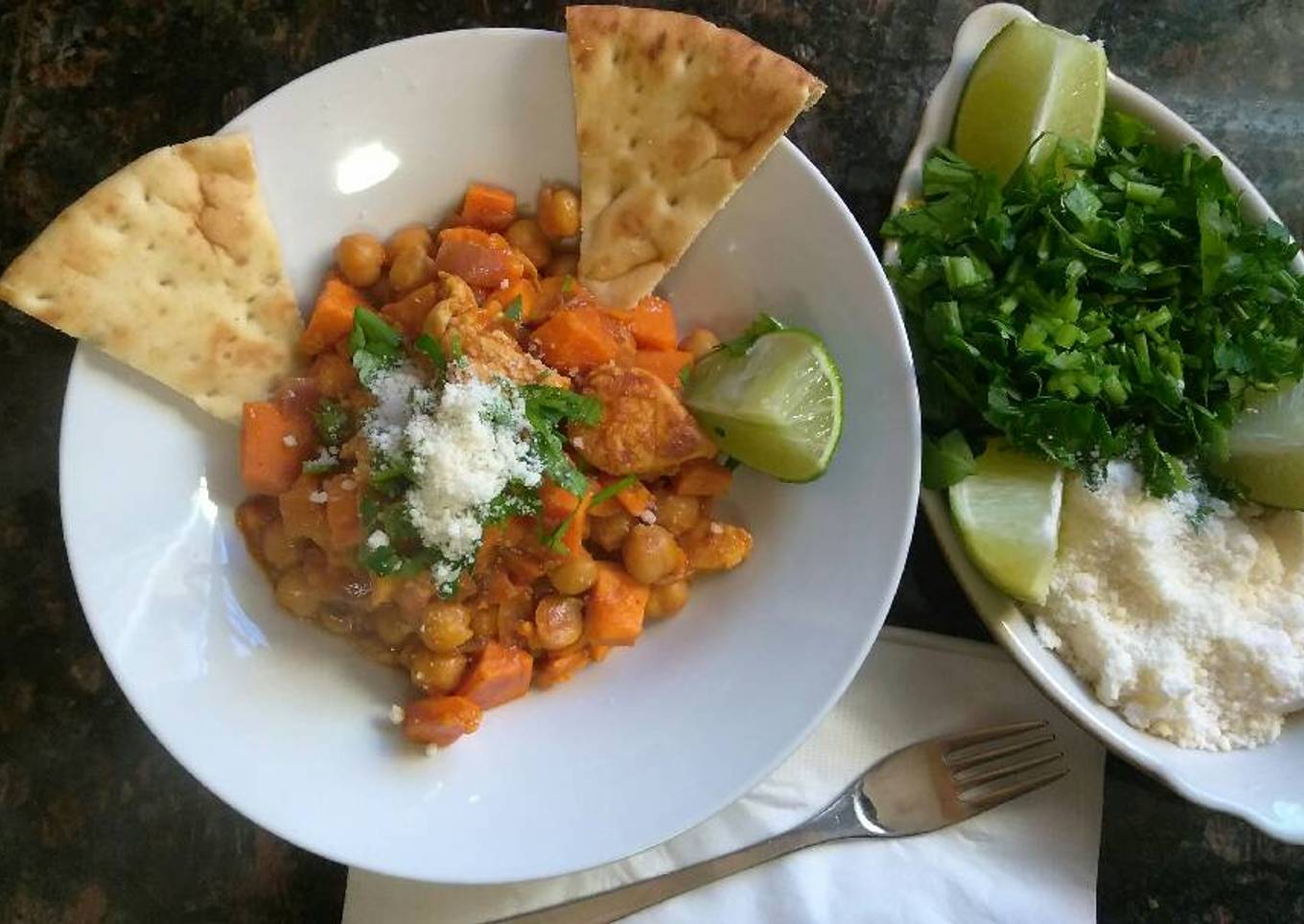Pollo en camote y garbanzos