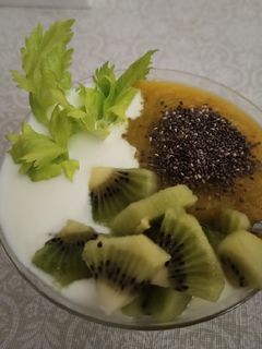 Una foto de Smoothie de apio, manzana y mango con kéfir y kiwi