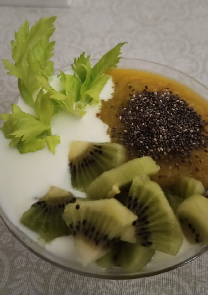 Una foto de Smoothie de apio, manzana y mango con kéfir y kiwi