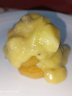 Una foto de Milhojas de patata confitada y bacalao con su salsa pil pil