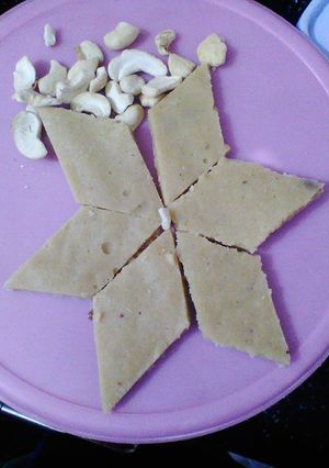 A picture of Kaju katli.