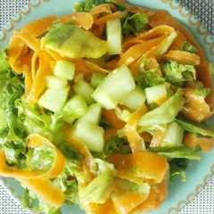 Una foto de Ensalada de Aguacate, Zanahoria y Pepino Cohombro