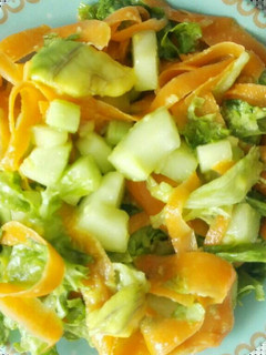 Una foto de Ensalada de Aguacate, Zanahoria y Pepino Cohombro