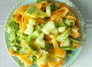 Una foto de Ensalada de Aguacate, Zanahoria y Pepino Cohombro