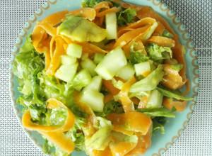 Una foto de Ensalada de Aguacate, Zanahoria y Pepino Cohombro