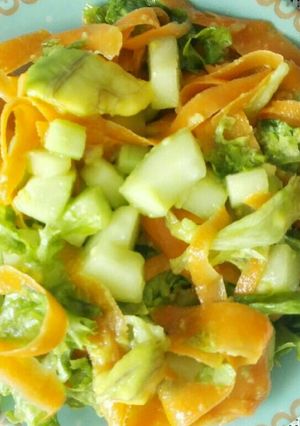 Una foto de Ensalada de Aguacate, Zanahoria y Pepino Cohombro