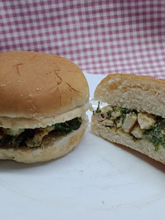 Una foto de Hamburguesa de pollo y espinaca