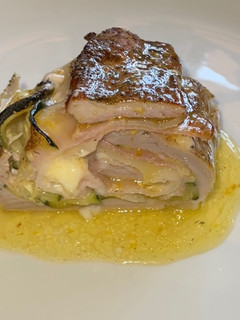 Una foto de Solomillo relleno de calabacín, bacon y queso en salsa de naranja