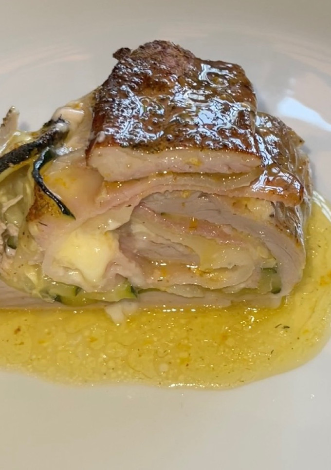 Una foto de Solomillo relleno de calabacín, bacon y queso en salsa de naranja