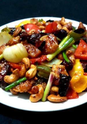 รูปของ ไก่ผัดเม็ดมะม่วงหิมพานต์ (น้ำพริกเผา) Gai Pad Med Mamuang (Nam Prik Pao)
