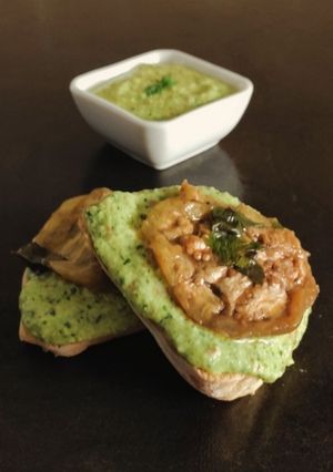 Foto di Bruschette con melanzane grigliate e pesto di menta