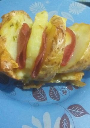 صورة لوصفة بطاطس مخبوزة بالجبنة والسلامي