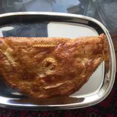 Una foto de Empanada de hojaldre con cabello de ángel y jamón serrano