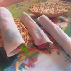 Foto principal de Rollitos de pavo con rúcula y piquillos