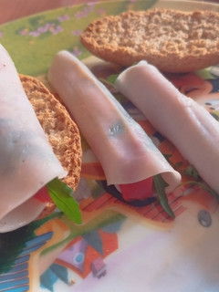 Una foto de Rollitos de pavo con rúcula y piquillos