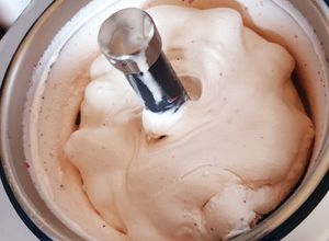 Une photo de Glace à la fraise 🍓 et morceaux de fraises 🍓 fraîches 😋