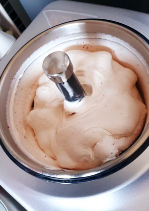 Une photo de Glace à la fraise 🍓 et morceaux de fraises 🍓 fraîches 😋