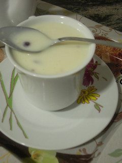 Una foto de Chocolate blanco caliente con arándanos