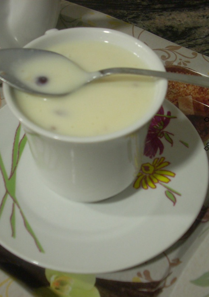 Una foto de Chocolate blanco caliente con arándanos
