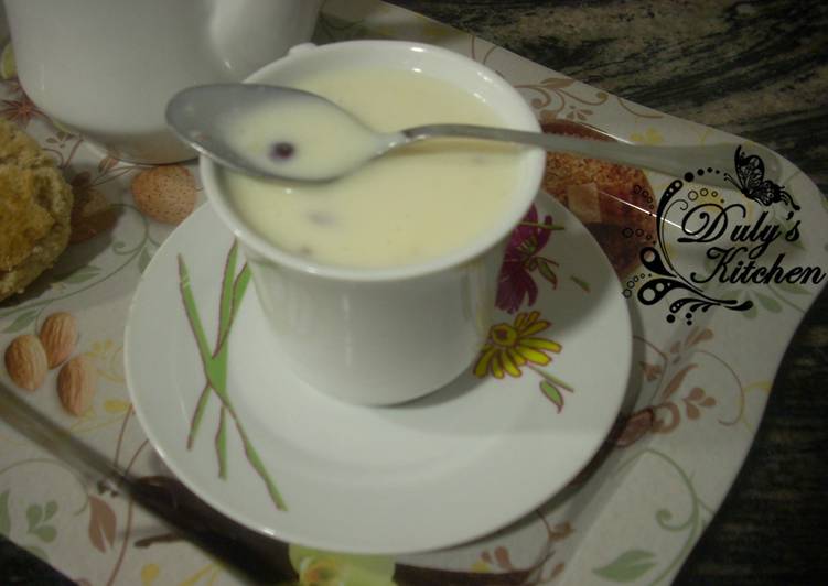 Chocolate blanco caliente con arándanos