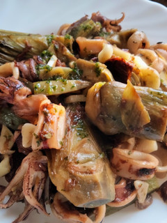 Una foto de Calamares con alcachofas