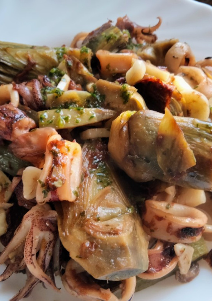 Una foto de Calamares con alcachofas