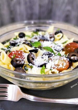 Una foto de Ensalada de macarrones mediterránea