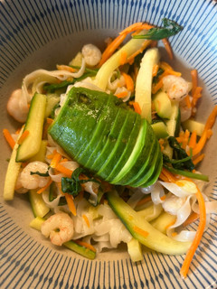 Una foto de Noodles de arroz con gambas y verduras 🍲