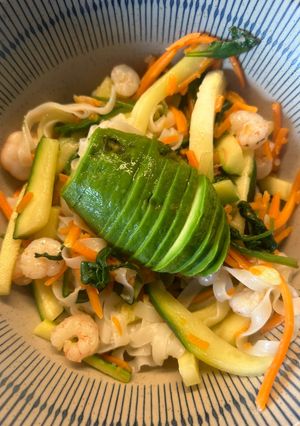 Una foto de Noodles de arroz con gambas y verduras 🍲