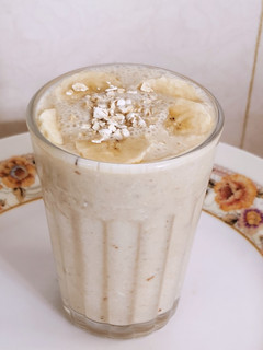 A picture of Banana oatmeal shake.