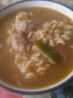Una foto de Sopa de verduras y albóndigas con noodles