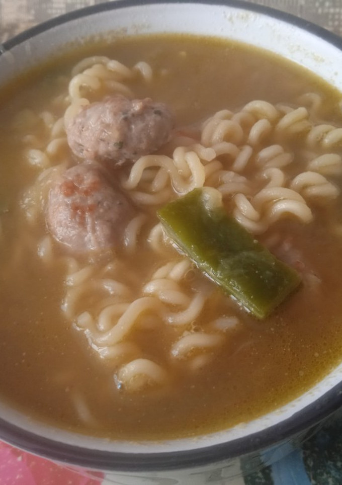 Una foto de Sopa de verduras y albóndigas con noodles