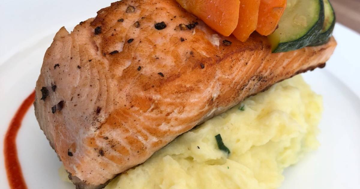 Resep Grill salmon + mash potato + stir fry wortel zucchini oleh Layla