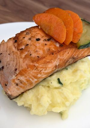 Foto resep Grill salmon + mash potato + stir fry wortel zucchini