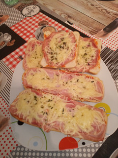 Una foto de Paninis fáciles de pechuga de pavo y queso