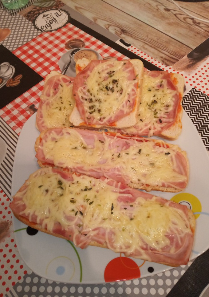 Una foto de Paninis fáciles de pechuga de pavo y queso